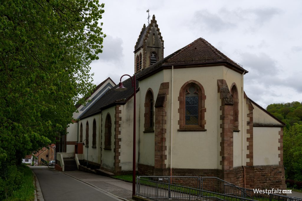 Eingang der Kirche an der Von-der-Leyen-Straße