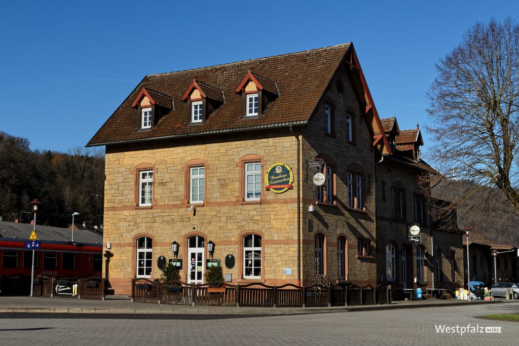 Hauptgebäude des Bahnhofs aus südlicher Richtung