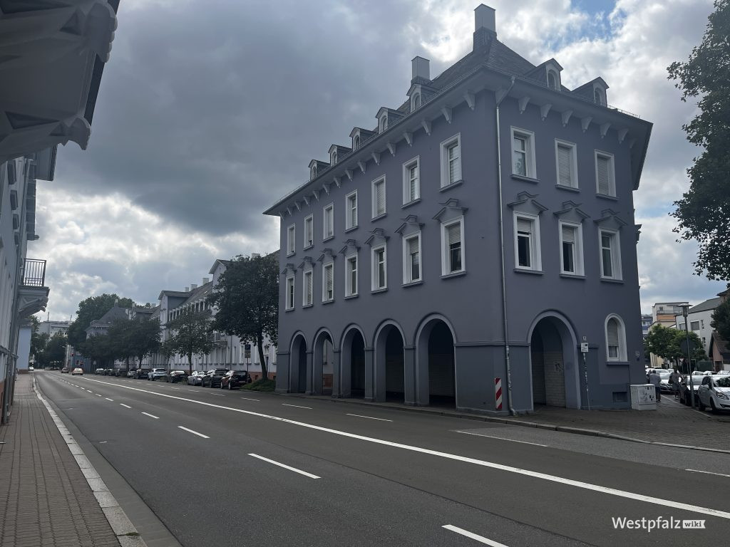 Wohngebäude auf der anderen Straßenseite der Anlage