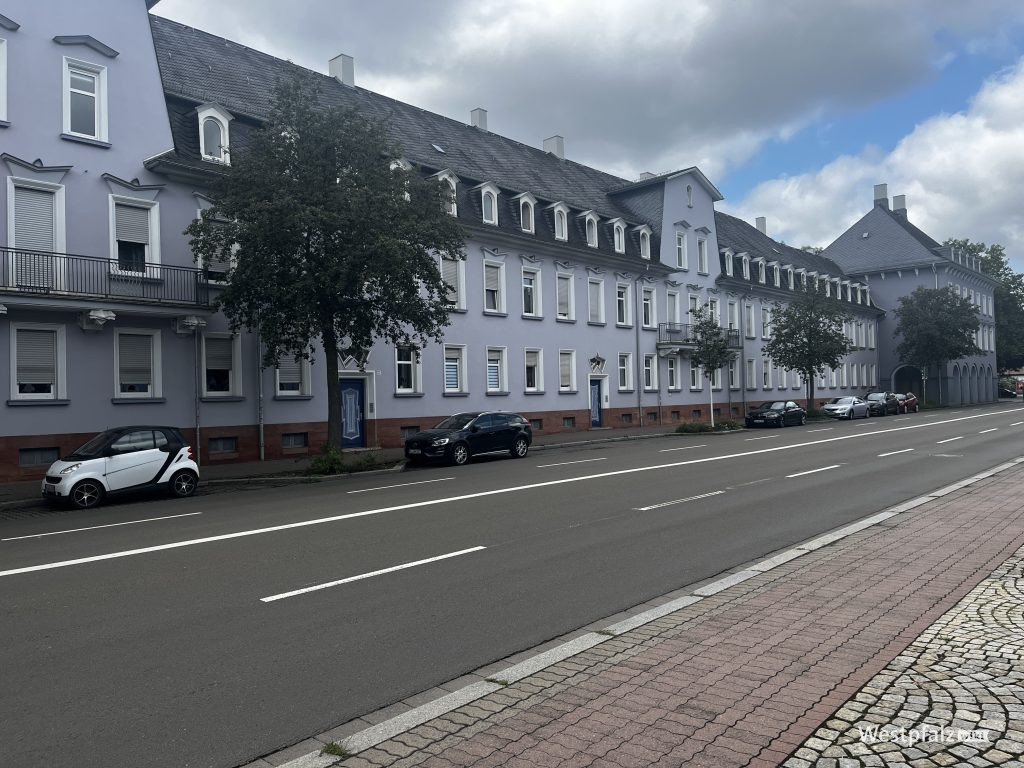 Wohngebäude auf der anderen Straßenseite der Anlage