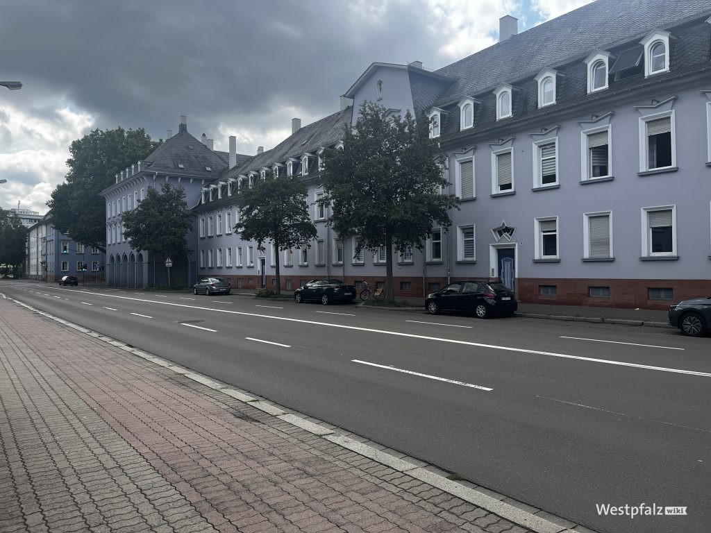 Wohngebäude auf der anderen Straßenseite der Anlage