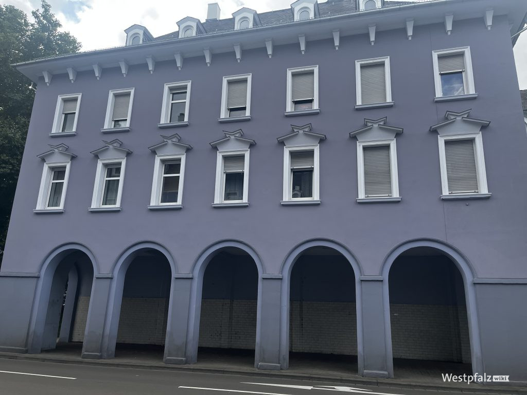 Wohngebäude auf der anderen Straßenseite der Anlage