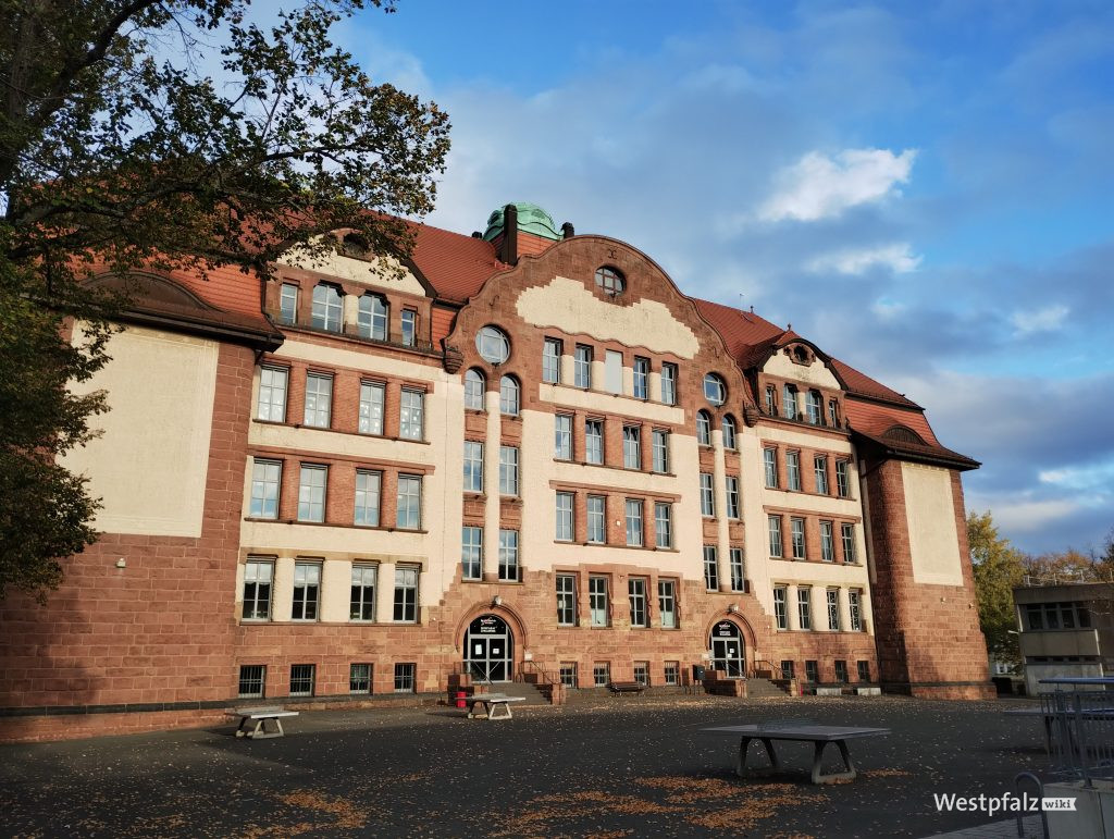 Rückseite der Schule mit Pausenhof